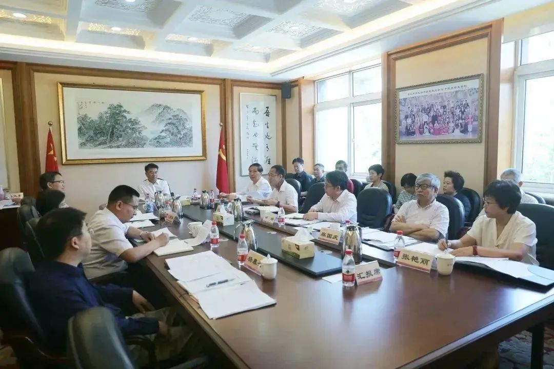 学校召开党委理论学习中心组学习会 传达学习习近平总书记在中共中央政治局第五次集体学习、考察北京育英学校时的重要讲话精神